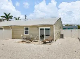 3 Mi to Fort Myers Beach Unit with Furnished Patio!