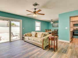 So Close to Coast Walkable Fort Myers Beach Unit!, отель в городе Форт-Майерс-Бич