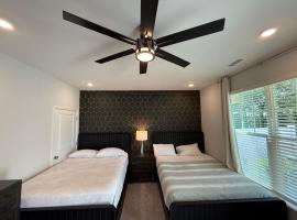 The Villas The One Villa by RDU Airport with Indoor Heated Pool and Gym, hotel v destinaci Durham