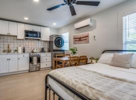 The Vanderbilt Mansion Apt 11 Near Downtown & TWU, hotel in Denton