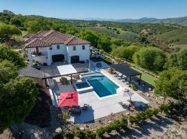 Blue Oak Oasis At Lake Naci, hotel v destinaci Oak Shores