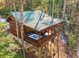 Pigeon Forge में, होटल Cozy Retreat for 4 with Hot Tub & Mountain Views