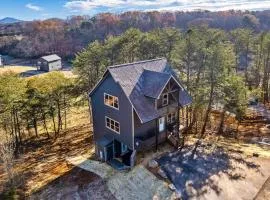 Modern Cabin with Pool Hot Tub Games & More