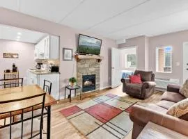 Trendy 2 BDR Condo with Pool & Hot Tub Near Downtown