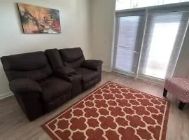 1BR with Queen Bed and Recliner Couch Free Parking