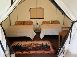 Emerald - Glamping tent, hotel with parking in Klamath