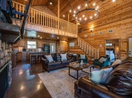 Pine and Pickle - Cozy Cabin, Sleeps 10, Loft, Hot Tub, Firepit, hôtel à Stephens Gap