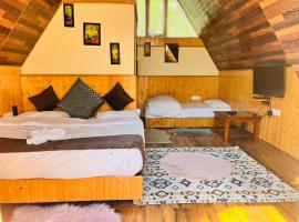 A Shape River Side Cabin, ξενοδοχείο σε Jāmb