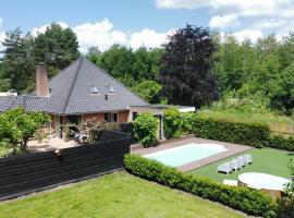 Forest Villa with shared pool & Eco Wellness, hotel con spa en Zeewolde