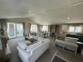 Stunning Lodge At Seaview Holiday Park In Kent Ref 47012Pb