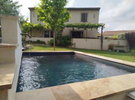 Villa face au Mont Ventoux avec bassin, hotel sa Modène