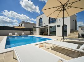 Beautiful Home In Maglenca With Sauna, hotel med pool i Maglenča