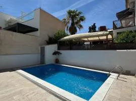 Alquibla relax y armonía con piscina junto a restaurantes y supermercados