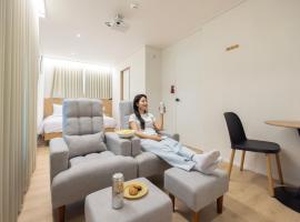 From H US Hotel with Anook Seoul Gangseo Hwagok, hotel a prop de Aeroport internacional de Gimpo, a Se&uuml;l