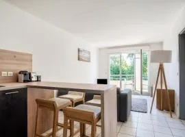 Bright 2-bedroom with balcony near airport