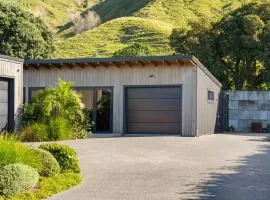 120m to Wainui Beach - Modern Coastal Unit