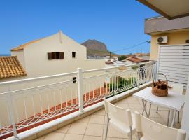 Cosmo Rooms - Seaside Elegance with Views of Monemvasia Castle, hotel i Monemvasia