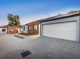 Whole House! 3 bedroom & 2 bathroom Premium Getaway For Up to 4 People