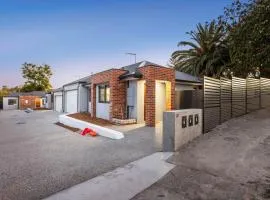 Premium Modern House-Walk to Curtin Uinversity-3 bedroom & 2 bathroom up for 4 People