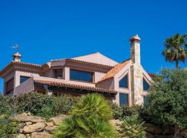 Luxe Alcaidesa Villa By the Sea, Hotel in Alcaidesa