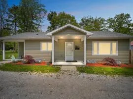 Spacious 3BR Lakefront Cottage with Stunning Views