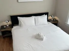 Chicago 1BR, Stylish Stay with Workspace
