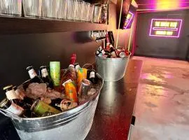 The Social Club - The Ultimate Experience - Sleeps 20 With Own Private Club