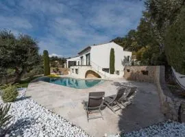 Spacious house with pool - near beach