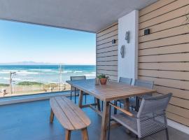 Modern 2BR Wavescapes Near Muizenberg Beach, hotel en Muizenberg