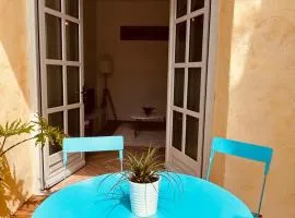 Appartement 2 chambres avec terrasse dans une cour privée