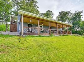 6 Mi to Lake Liberty Pet-Friendly Home with Yard, hotel en Liberty