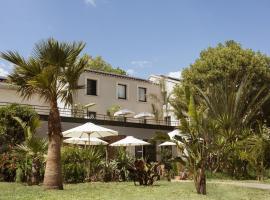 Hôtel les jardins du canal - piscine chauffée - parking - garage - bornes électriques, ξενοδοχείο σε Aigues-Mortes