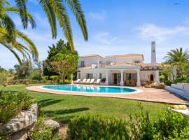 Peaceful 4BR villa on Gramacho golf resort w/ private pool, ξενοδοχείο σε Lagoa