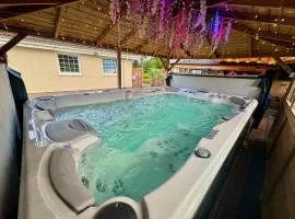 FINN VILLAGE "Mountain View Cottage" Private Garden, 9-seater HOT TUB, Firepit & Pizza Stove