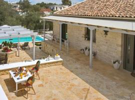 Villa Rei 3 Bedroom Villa with Pool, acomoda&ccedil;&atilde;o com cozinha em Vlachopoul&aacute;tika