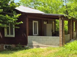 Cozy Wooden House in Shrosha, Imereti, Hotel in Shrosha