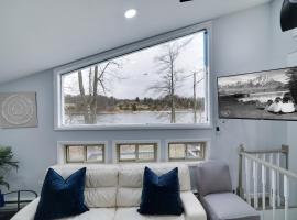 Lakeside Escape Hot Tub Private Dock, hotel in Pocono Country Place