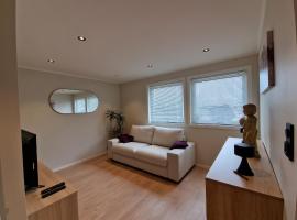 Comfortable Apartment Sleeps 4 Near Kristiansand City Center, acomoda&ccedil;&atilde;o com cozinha em Kristiansand