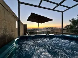 Mohba Townhouse, Private Roof Top Jacuzzi, Garden with BBQ