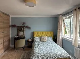 Milton Keynes Central Flat with Full Kitchen, Large Bed, Park View & Lots of Parking by MK City Centre, Shops, Malls, Restaurants, Attractions, Near Hospital SELF-CHECKIN Apartment