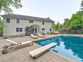 Private Pool and Patio Luxe Westchester Home!、Briarcliff Manorのホテル