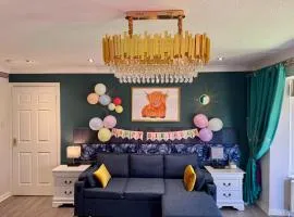 FINN VILLAGE "Raspberry Cottage" Private Garden, 6-seater HOT TUB, Firepit & Pizza Stove