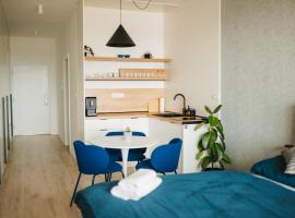 BlueWave Apartment Piestany, Lake Slnava View & Free Parking, hotel con pileta en Banka