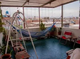 Hab baño compartido, 10 cdas Plaza de Armas, con terraza y vista a los volcanes