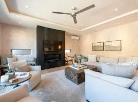 Luxury Townhome with Spectacular Views. Private Hot Tub & Walking Distance to Main Street -