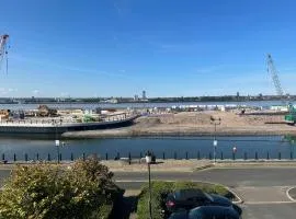 Liverpool River View City 2 Bedroom apartment, FREE parking