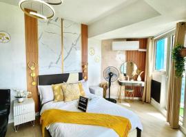 Spacious Deluxe Studio w Large Balcony at Azure, hotel v destinaci Lagundi