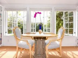 Charming Seashell Cottage Overlooking Secret Gard