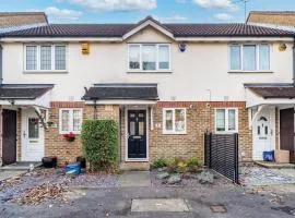 2 bedroom house with parking in Borehamwood