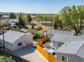 Parkside Estate House & Cottage w 2 Hot Tubs
